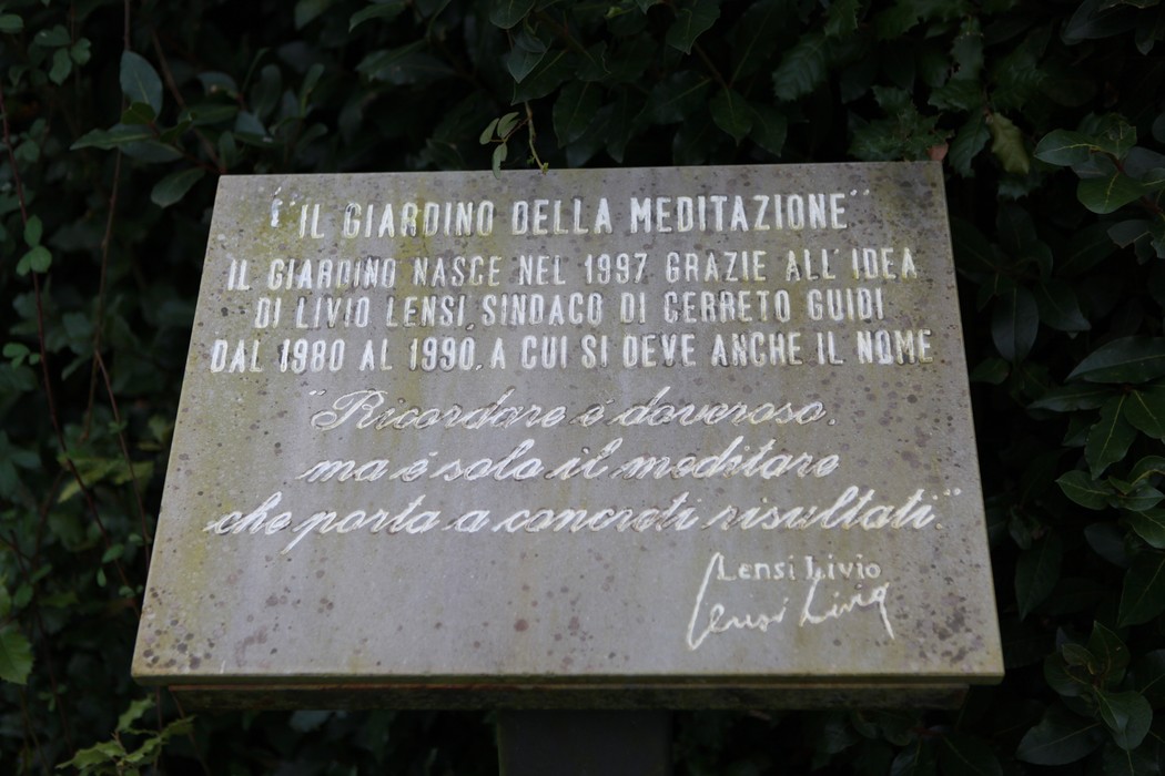 Giardino della meditazione, un luogo serene per riflessione e connessione con la natura.