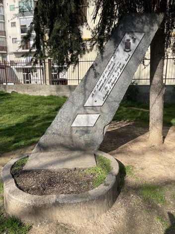 Monumento ai martiri del 30 aprile, commemorazione delle vittime in un contesto storico significativo.