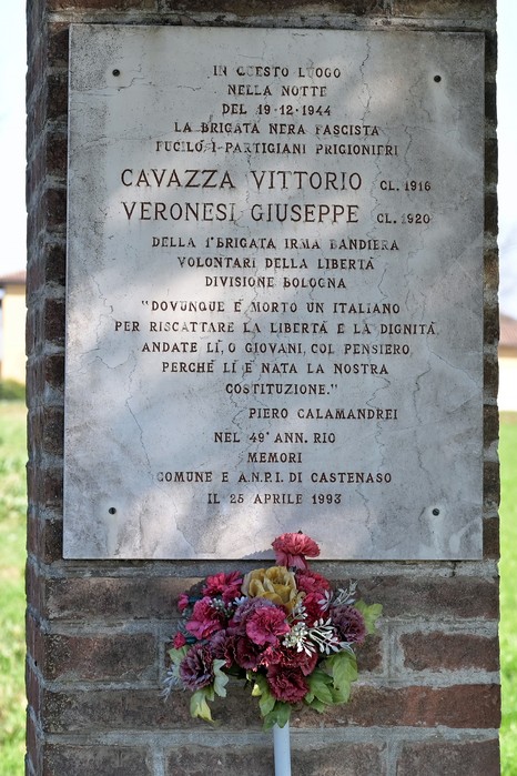 Cippo commemorativo dedicato a Cavazza Vittorio e Veronesi Giuseppe, partigiani caduti durante la Resistenza.