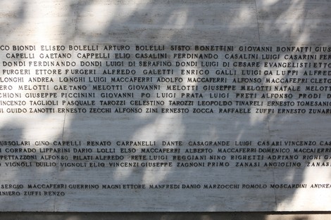 Monumento ai Caduti, con nomi incisi di soldati in memoria della loro eroica commemorazione.