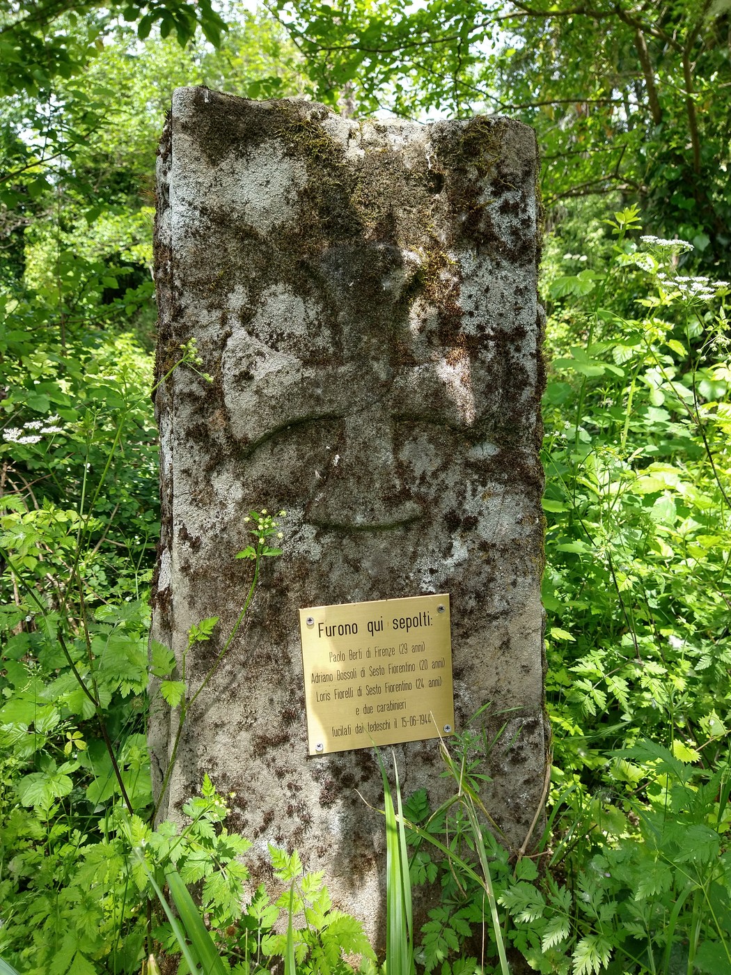 Cippo di Coperzano, monumento storico immerso nella vegetazione, commemorativo di un significativo evento locale.