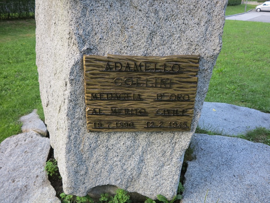 Monumento a Collini con placca commemorativa in onore del medagliato d'oro per merito civile.
