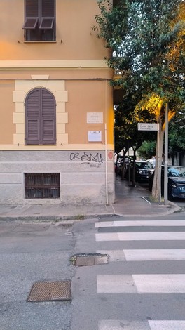 Targa commemorativa dedicata alle donne della Resistenza, affissa su un edificio storico.