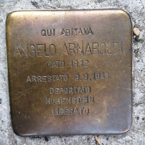 Pietra d'inciampo dedicata a Angelo Arnaboldi, commemorazione della sua deportazione.