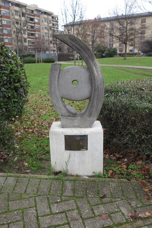 Monumento del Giardino della Democrazia, scultura moderna in un verde parco urbano.