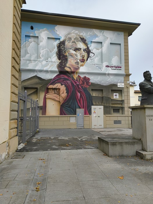 Murale dedicato alle partigiane, rappresentazione artistica e simbolica della resistenza.