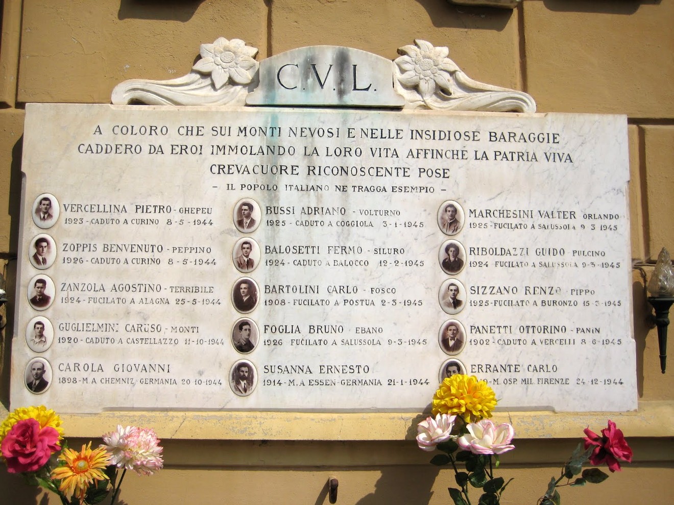 Lapide commemorativa dedicata ai caduti per la Libertà, con nomi e date di chi ha sacrificato la vita.