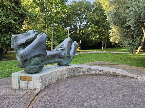Monumento alla Resistenza, scultura moderna immersa nel verde, simbolo di libertà e memoria storica.