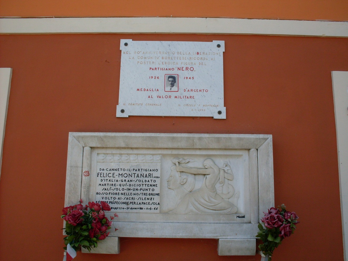 Lapidi commemorative dei partigiani, dedicate a Felice Montanari e al partigiano Nero, in onore del valor militare.