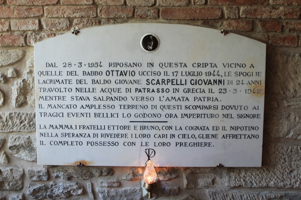 Ossario di Crespino del Lamone: cripta commemorativa che onora i caduti di guerra con una toccante dedica.