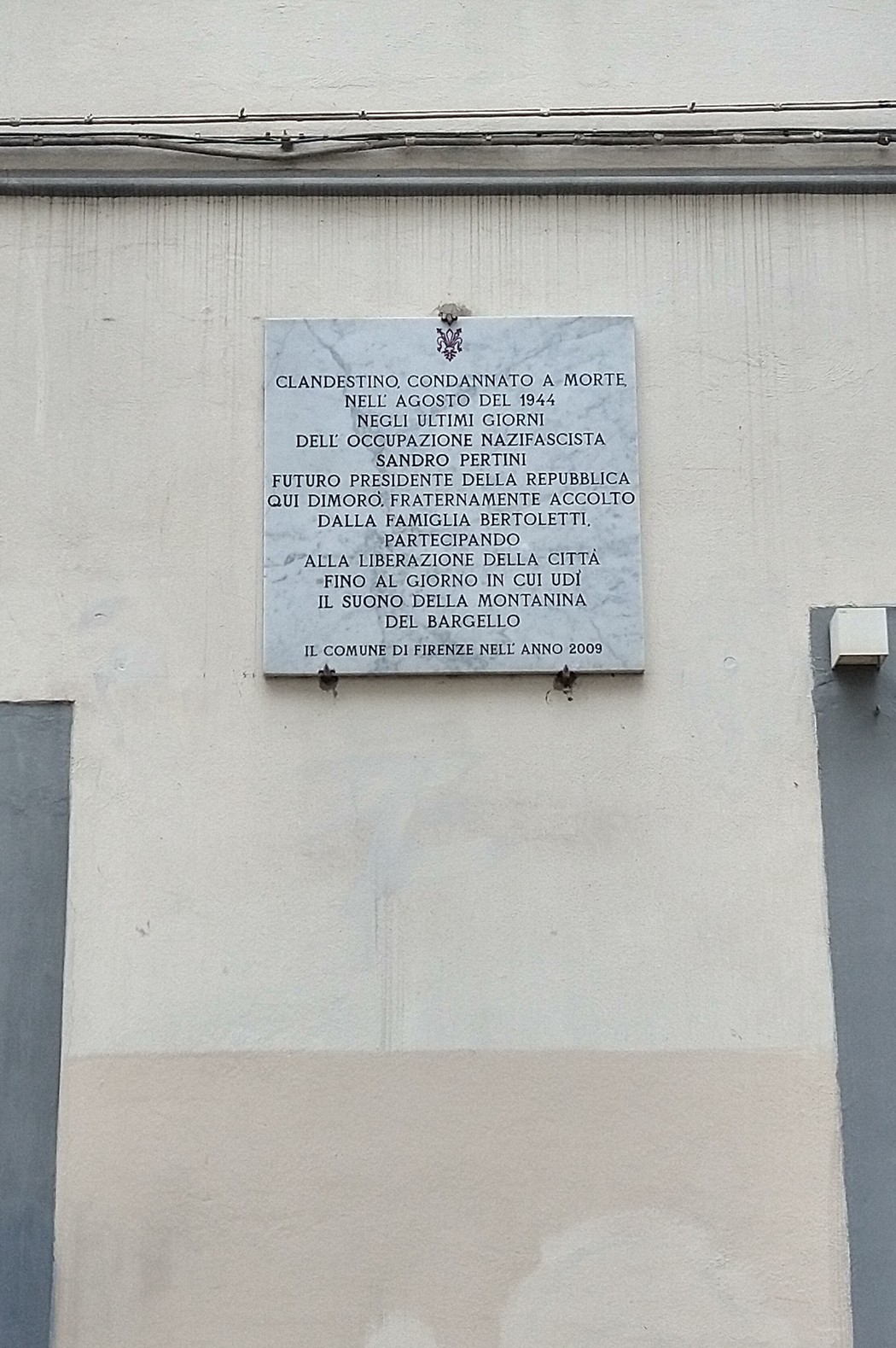 Lapide commemorativa dedicata a Sandro Pertini, situata in un edificio a lui dedicato.