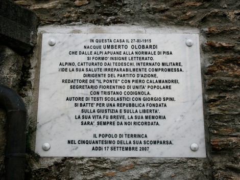Lapide commemorativa dedicata a Umberto Olobardi, nato nel 1915, redattore e dirigente politico.