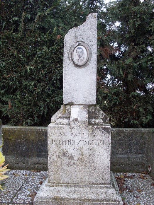 Monumento commemorativo di Delmino Spaggiari, situato a Cervi, simbolo di memoria e riconoscenza.