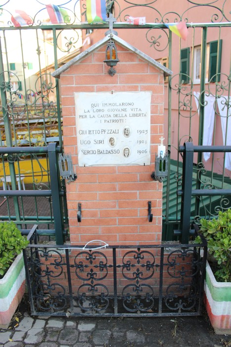 Tabernacolo commemorativo dedicato a Pezzali, Siri e Baldasso, simbolo di libertà e patriottismo.
