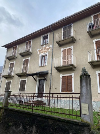 Targa commemorativa per un rifugio a una famiglia ebrea, situato a Villa San Carlo.