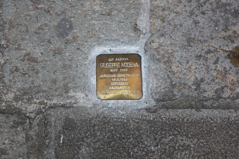 Pietra d'inciampo a Modena dedicata a Giuseppe, arrestato per motivi politici nel 1944.