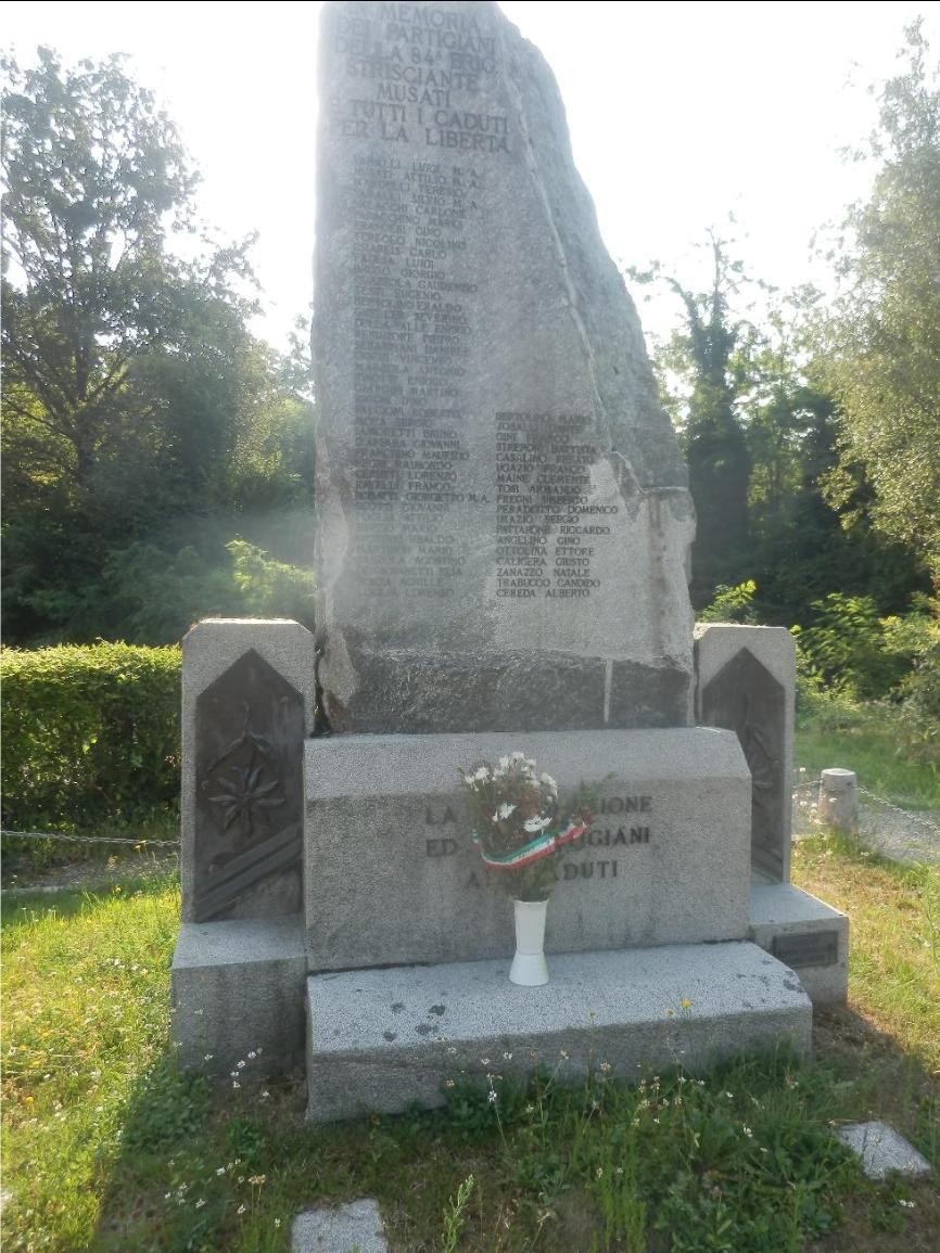 Monumento dedicato ai caduti della 84° brigata, simbolo di memoria e rispetto per i sacrifici fatti.