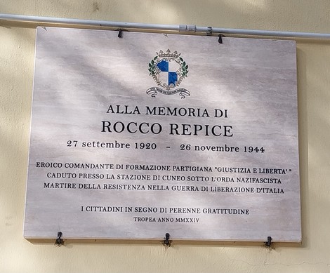 Lapide commemorativa dedicata a Rocco Repice, con riferimento al suo impegno nella resistenza italiana.