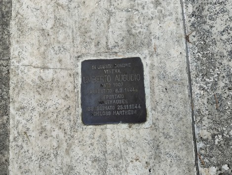 Pietra d'inciampo dedicata a Umberto Auciudio, commemorativa delle vittime della deportazione.