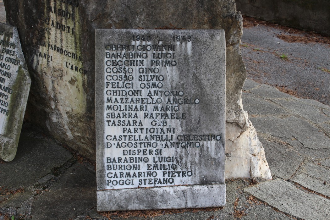 Monumento ai caduti di Morego, una stele commemorativa con i nomi dei caduti della zona.