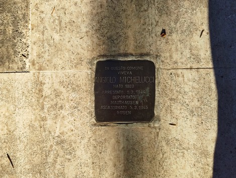 Pietra d'inciampo dedicata a Angelo Michelucci, con informazioni sulla sua deportazione e assassinio.