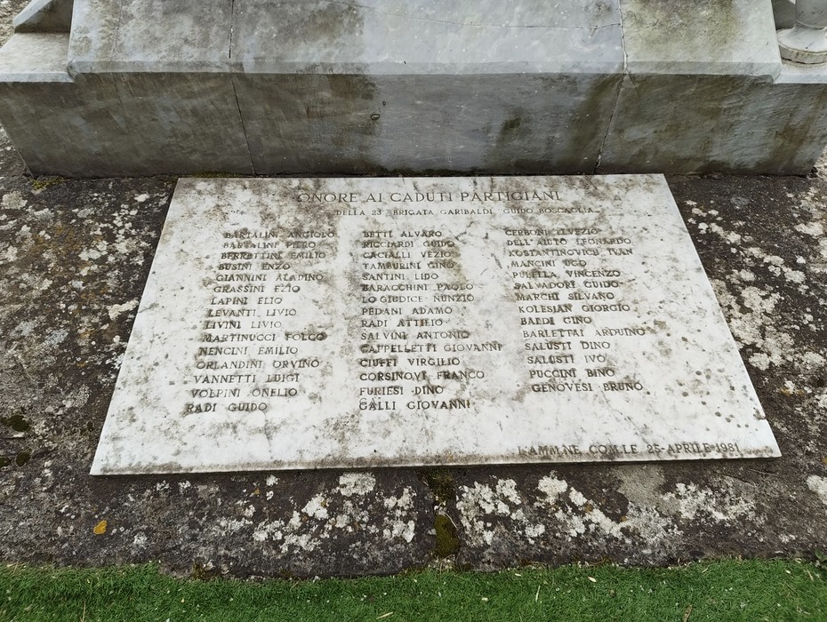 Monumento ai caduti con lapide commemorativa e nomi incisi in memoria dei caduti della guerra.