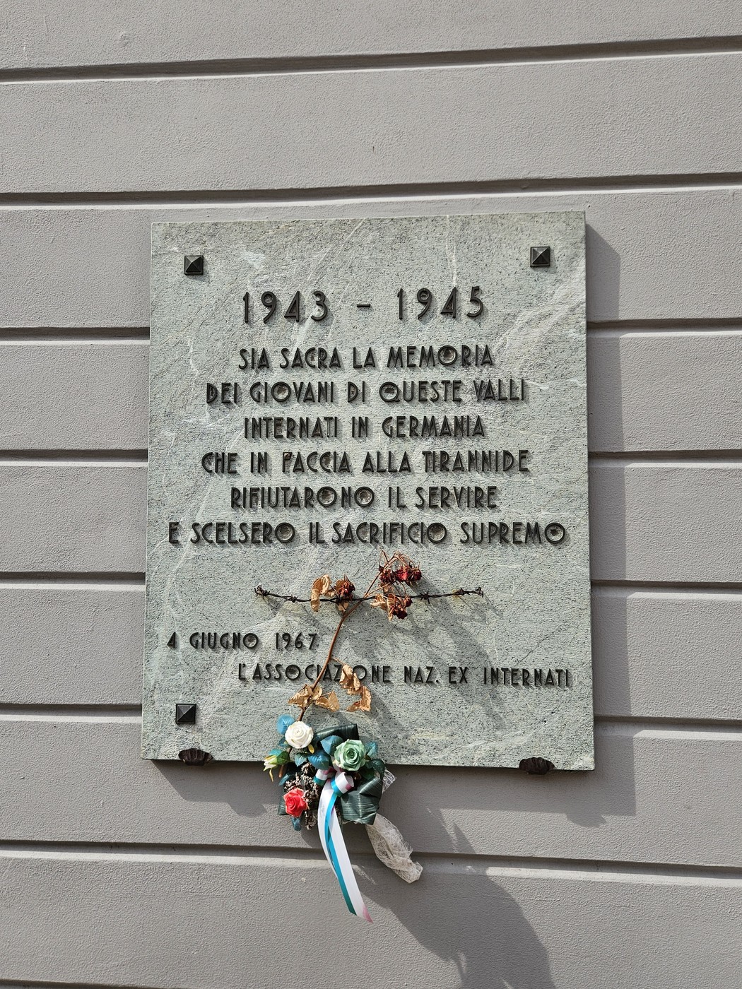 Lapide agli Internati Militari, Comune di Malé (TN), foto 1