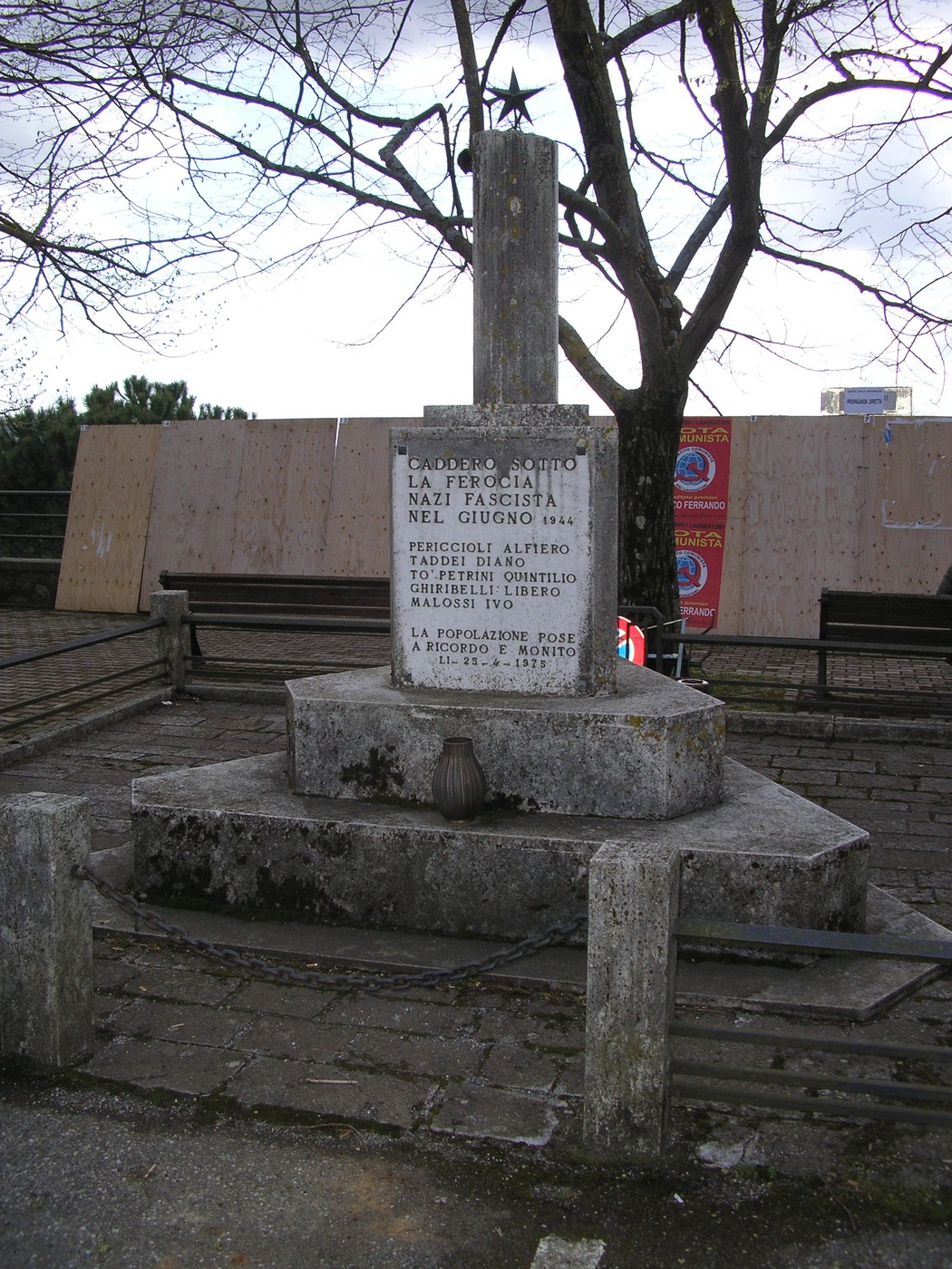 Monumento ai caduti, commemorazione dedicata alle vittime di guerra, con iscrizioni in onore dei defunti.