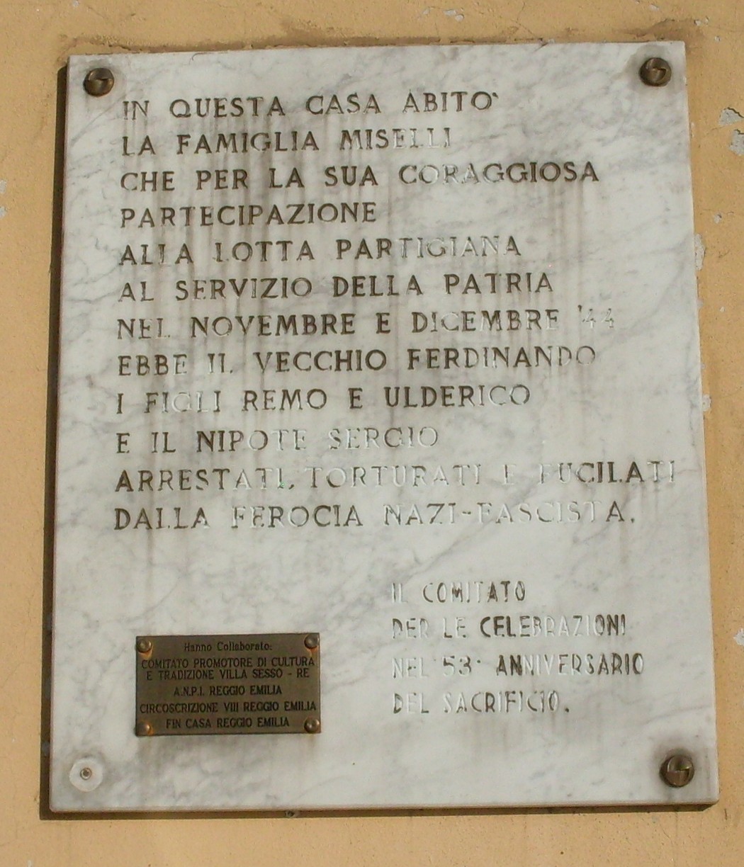 Lapide commemorativa dedicata alla famiglia Miselli, onorata per il loro coraggio durante la lotta partigiana.