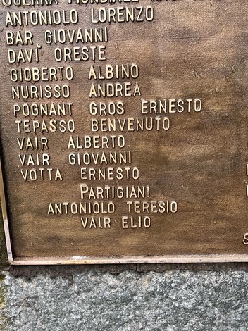 Monumento ai caduti, con nomi incisi su una targa commemorativa in ricordo dei servitori della patria.
