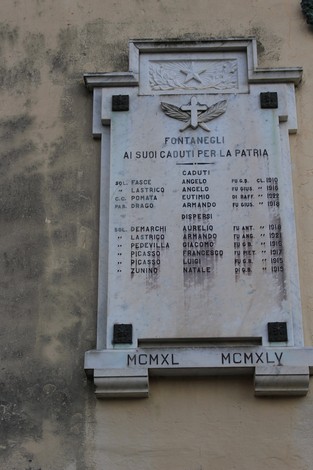 Lapide commemorativa dedicata ai caduti di Fontanegli, con nomi e date di persone onorate.
