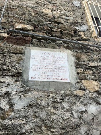 Lapide commemorativa dedicata alla brigata Fontan, realizzata in pietra su una parete.