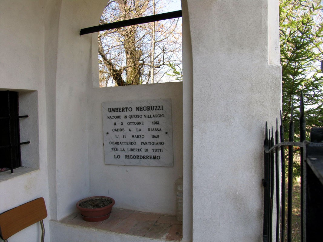Lapide commemorativa dedicata a Umberto Negruzzi, patriota caduto il 13 marzo 1945.