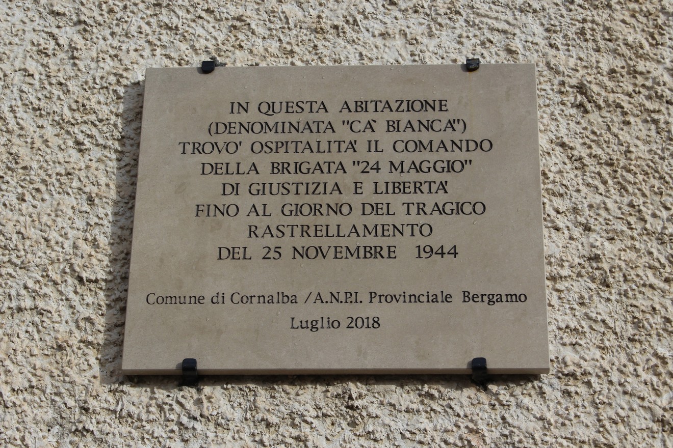 Lapide commemorativa che ricorda il comando della brigata "24 maggio" e il suo tragico rastrellamento nel 1944.