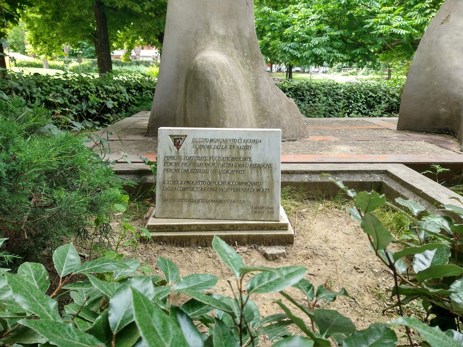 Monumento dedicato alle vittime dei lager, in ricordo della sofferenza e della perdita.