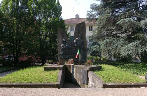 Monumento alla Resistenza, commemorazione della lotta per la libertà, immerso nel verde di un giardino pubblico.