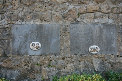 Ossario di Sant'Anna di Stazzema: commemorazione delle vittime di eventi tragici con lapidi memoriali.