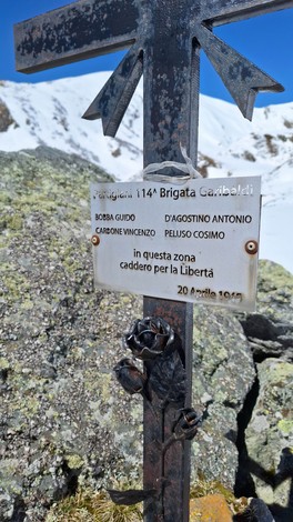 Croce commemorativa per i caduti della 114° Brigata Garibaldi in montagna, con nomi incisi.