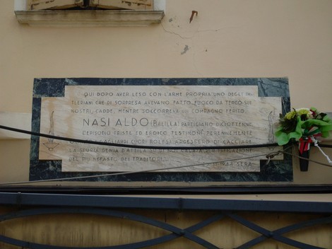 Lapide commemorativa dedicata a Nasi Aldo, con testo di memoria e omaggio.