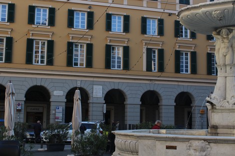 Lapide commemorativa in un contesto urbano, simbolo di pace e riflessione contro la guerra.