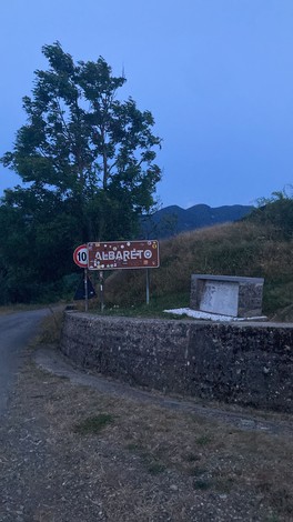 Monumento alla Vecchia Centocroci, visibile lungo la strada di Albaretto, immerso nella natura circostante.