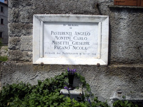 Lapide commemorativa ai caduti di Cascina Valorsa, in memoria di vittime della Seconda Guerra Mondiale.