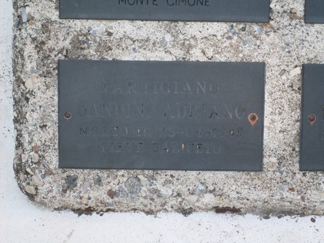 Croce commemorativa dei caduti di Pieve Saliceto, simbolo di onore e memoria per i defunti.