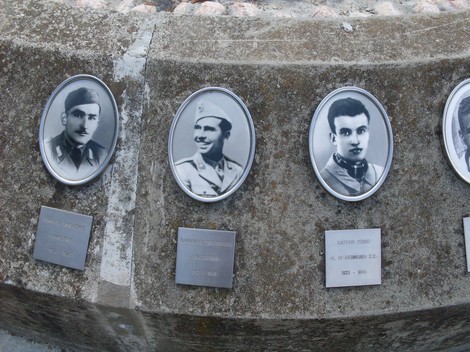 Rappresentazione del Monumento alla Pace e alla Libertà, con immagini commemorative di figure storiche.