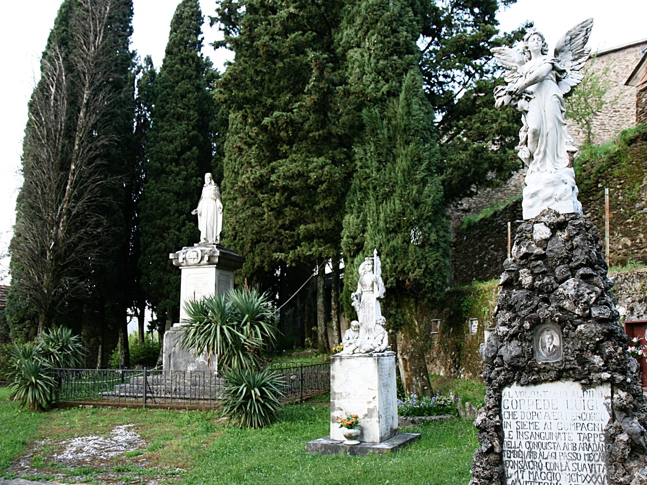Parco della memoria di Terrinca, un luogo di riflessione con statue e natura, dedicato alla commemorazione.