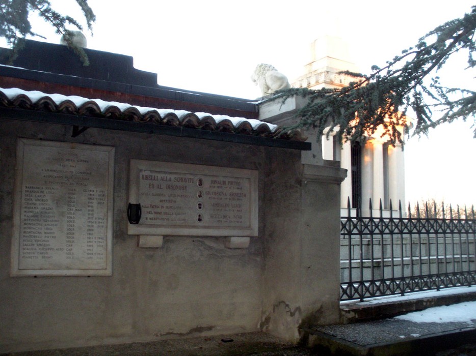 Lapide commemorativa ai partigiani di Montebello, in un contesto di memoria storica e rispetto.