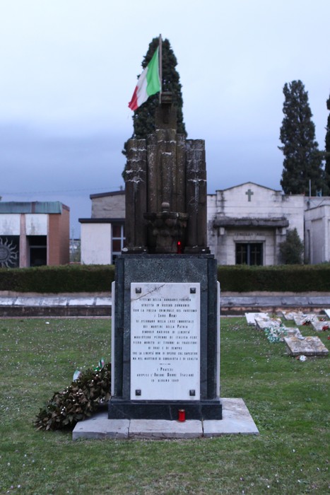Monumento commemorativo ai partigiani pratesi, onora la memoria dei caduti per la libertà.