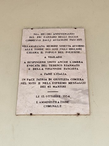 Lapide commemorativa per le vittime dell'eccidio di Villamarzana, ricordando i martiri del fascismo.