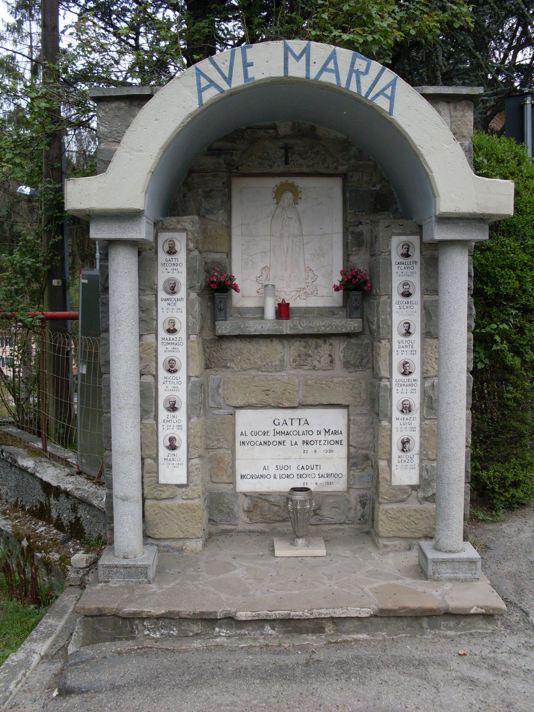 Monumento commemorativo ai caduti di Gatta, con architettura semplice e dedica alla preghiera.