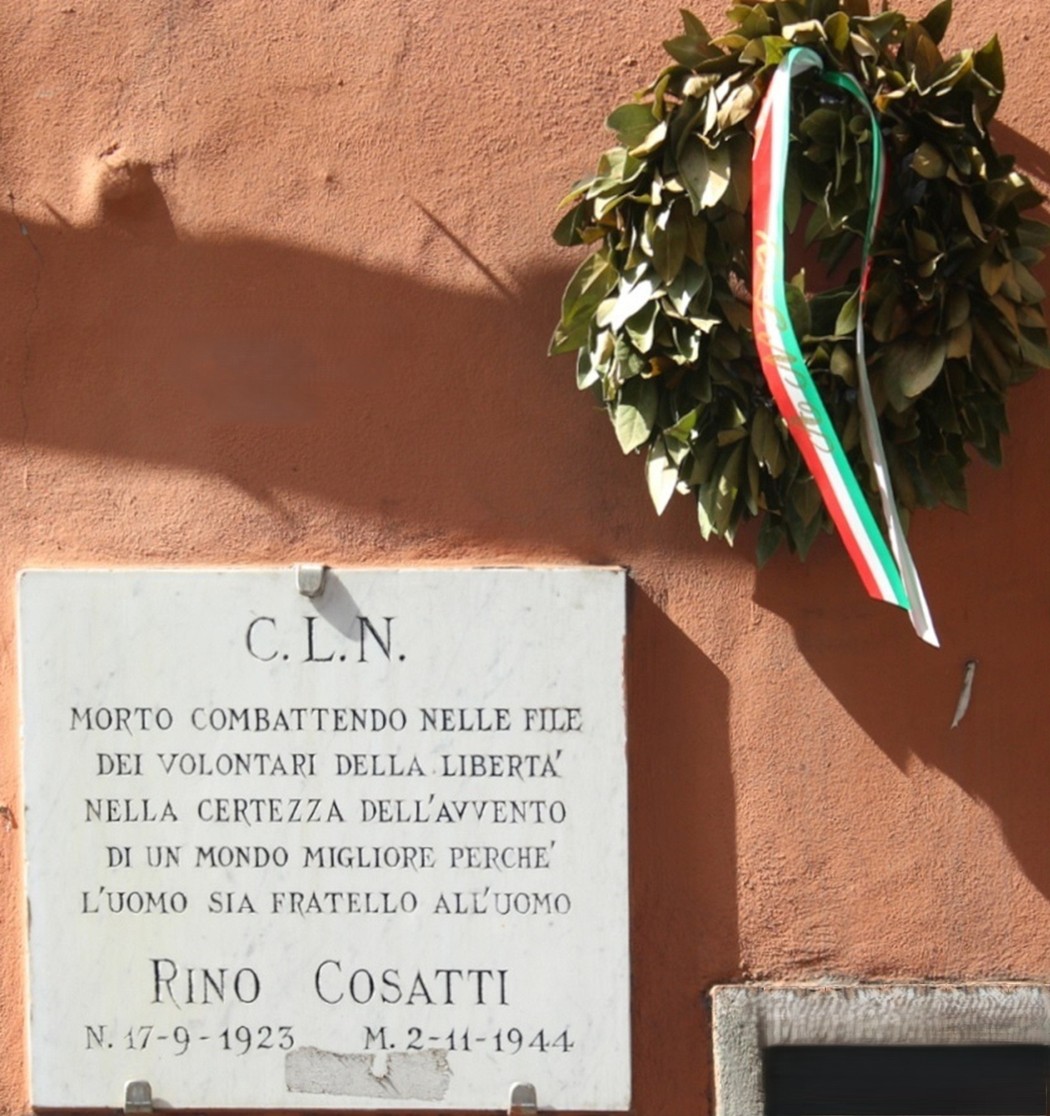 Lapide commemorativa a Rino Cosatti, dedicata ai volontari della libertà. Presenta una corona di alloro.